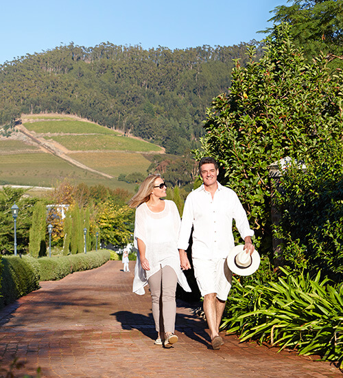 Couple walking in vineyard at La Clé des Montagnes 