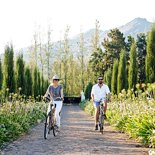 Couple riding bicycles in La Clé des Montagnes